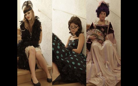 Drei Fotos, die im Hochformat nebeneinander angeordnet sind. Auf jedem Foto ist ein*e Jugendliche*r zu sehen, auf einer Treppe sitzend, ein historisches Kleid im Stil des 18. Jahrhunderts, der 20er Jahre oder der 50er Jahre präsentierend.